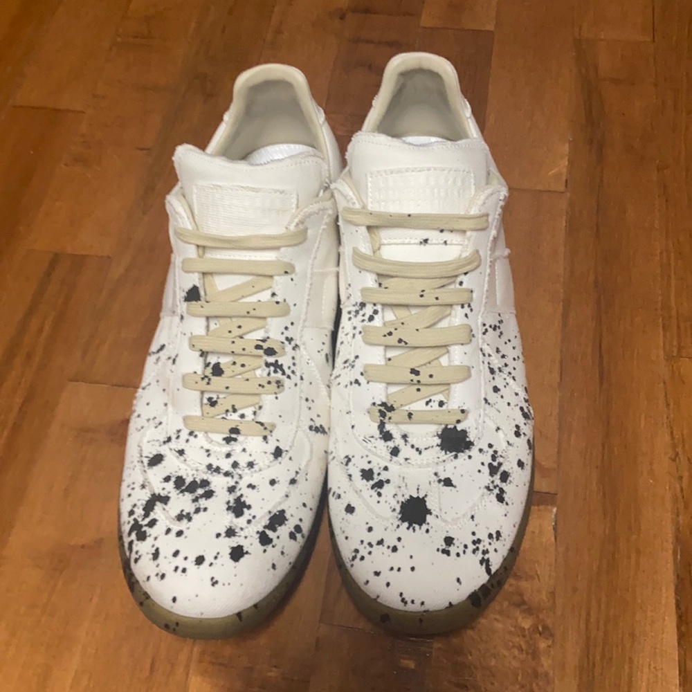 White canvas black spltr
